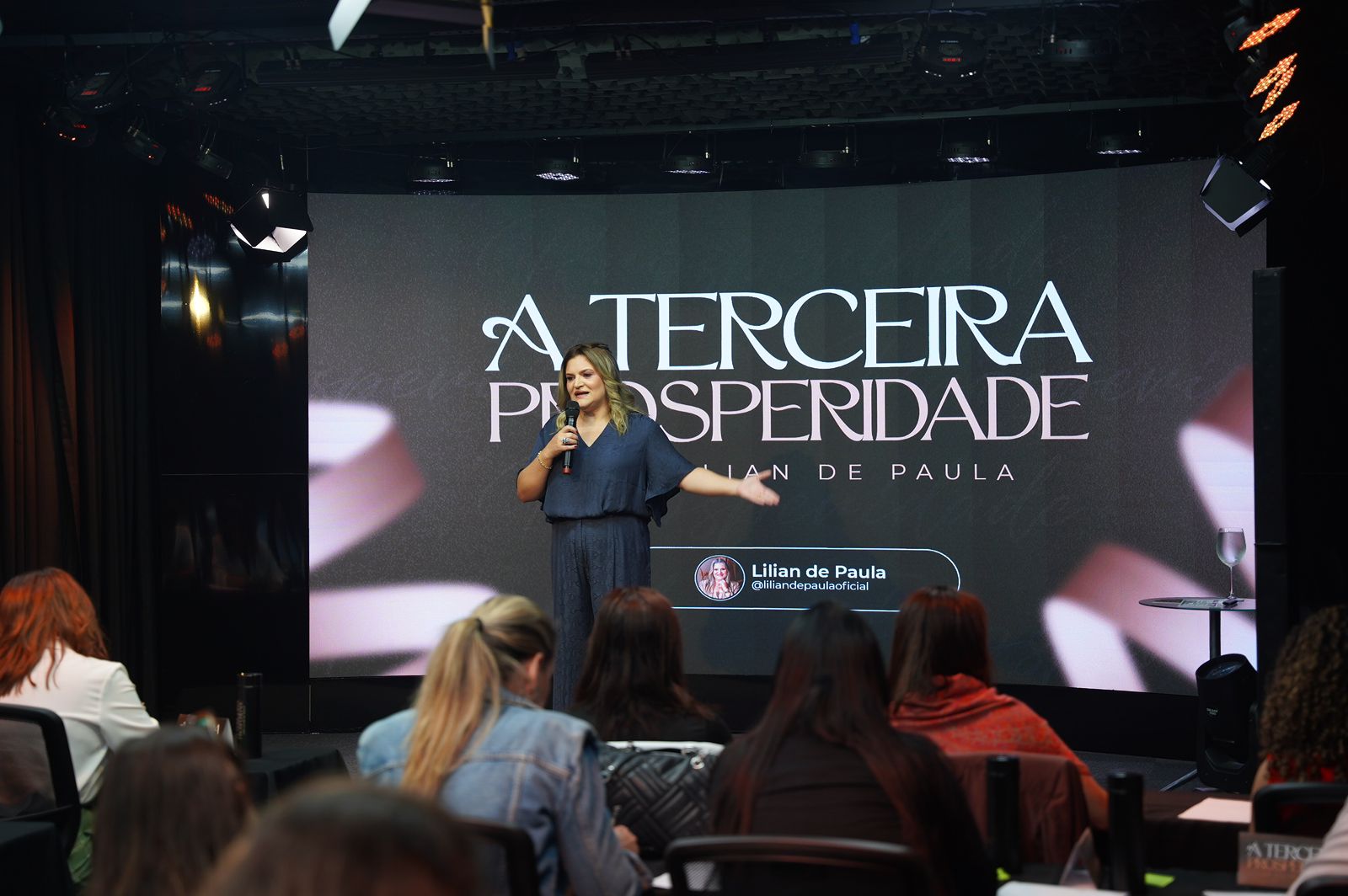 Pessoas celebrando sucesso